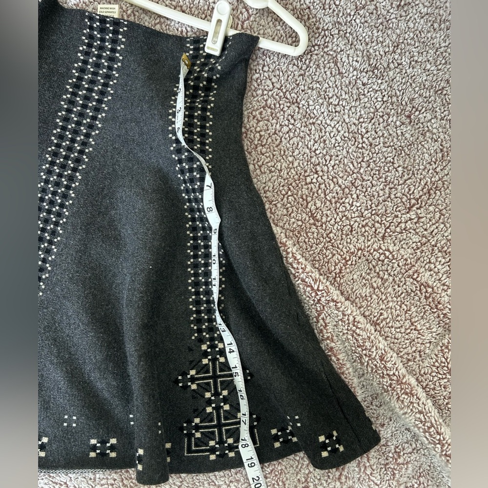 Max Studio knit skirt geometric pattern monochrome colors soft and strong fabric - Picture 2 of 6